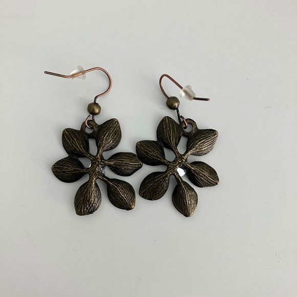 NWOT Antiqued brass bronze tone and green crystal flower earrings - Picture 3 of 3